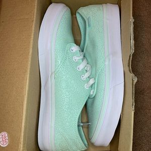 Vans in womens size 9 in mint
